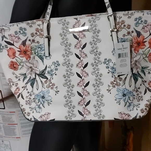 Handbag - Picture 2 of 7